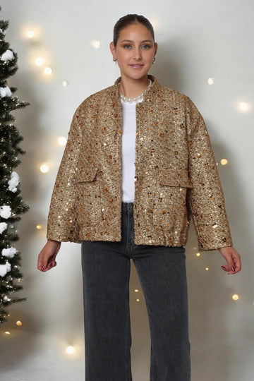 Femme portant un bomber doré à sequins avec doubles poches