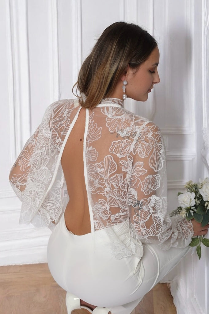 femme de dos portant une blouse blanche transparente avec dos nu 