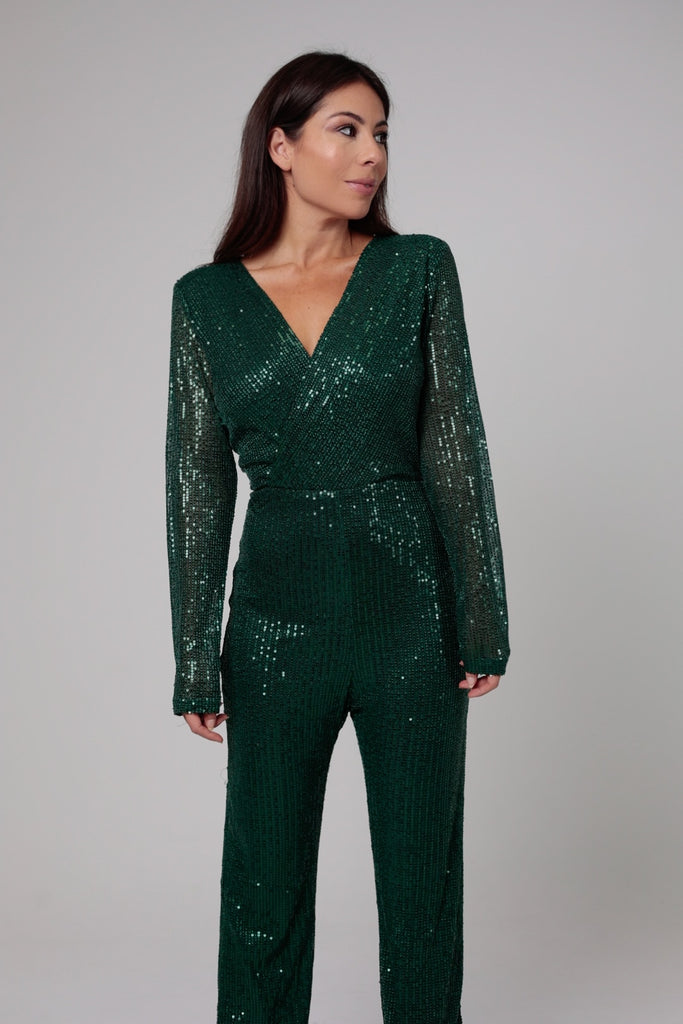 Femme portant une combinaison à sequins vert, doublé, manche en transparence, décolleté