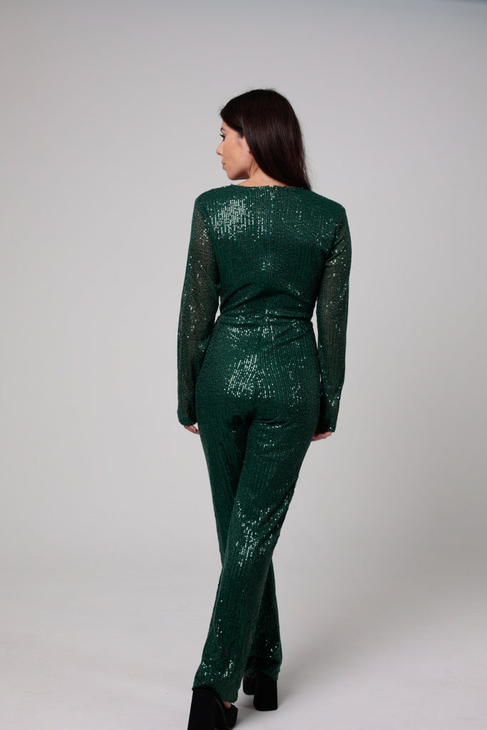 Femme portant une combinaison à sequins vert, doublé, manche en transparence, décolleté