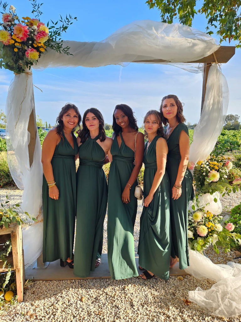 Femme portant une robe multi positions couleur emeraude 