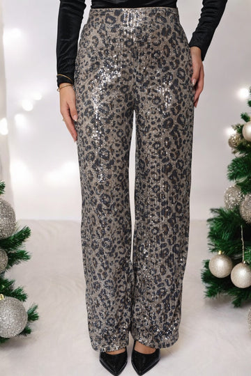 femme portant un pantalon leopard a sequins