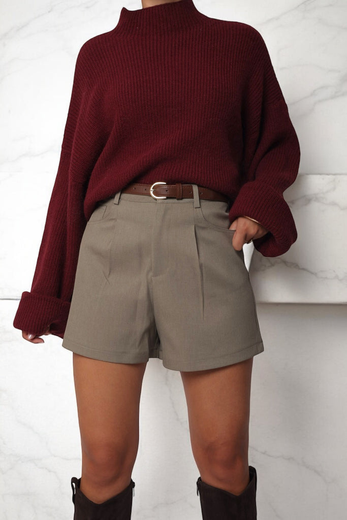 Femme portant un Short taupe avec ceinture 

