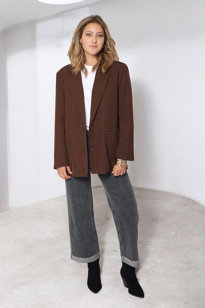 femme portant un blazer marron, coupe oversize 