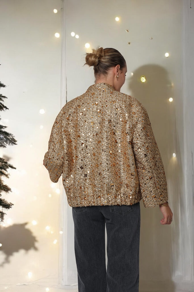 Femme portant un bomber doré à sequins avec doubles poches