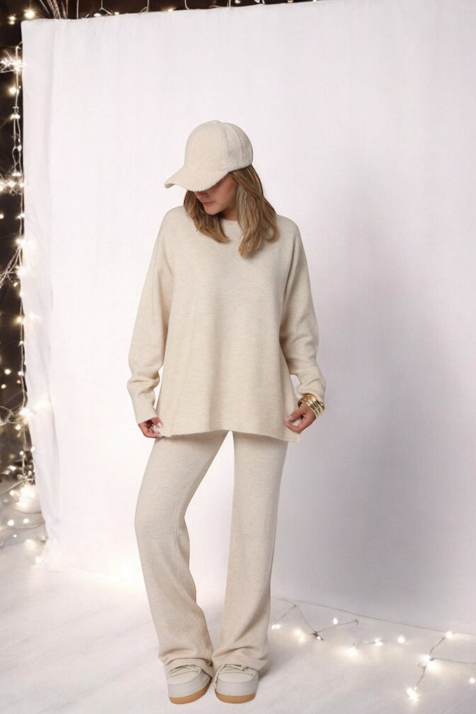 Femme portant un ensemble en maille beige 