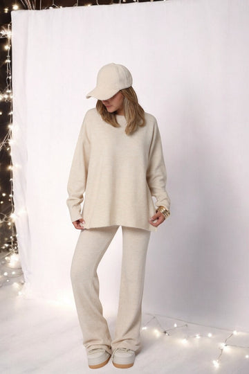 Femme portant un ensemble en maille beige 