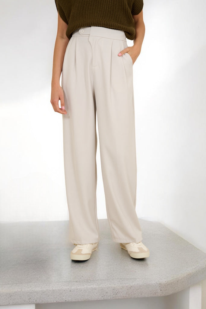 femme portant un pantalon beige 