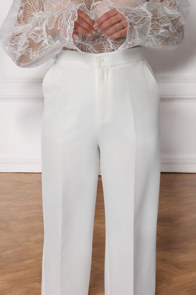 femme portant un pantalon blanc  