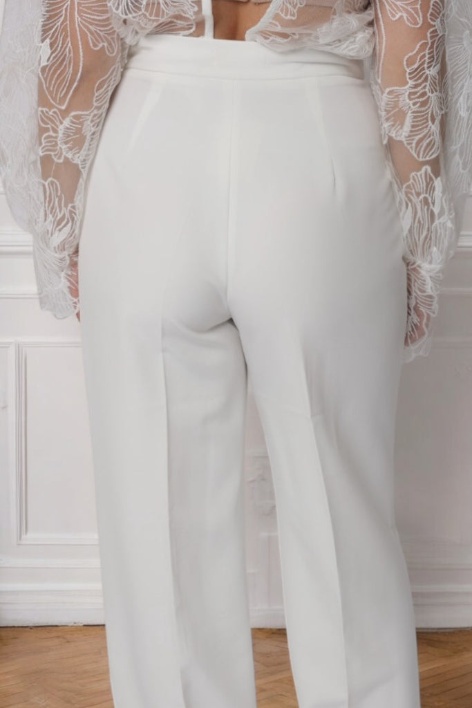 femme portant un pantalon blanc 