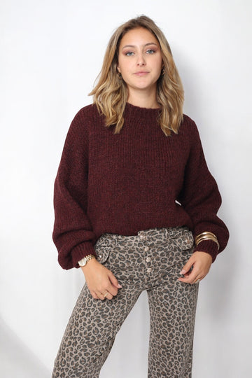 femme portant un pull bordeaux