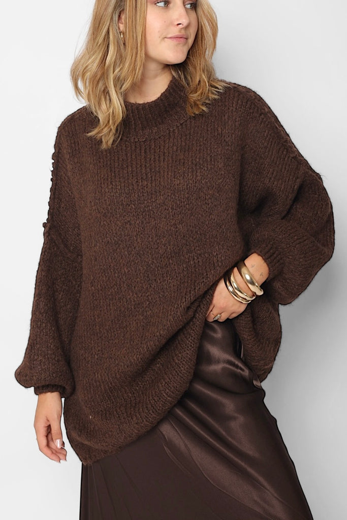 femme portant un pull marron 