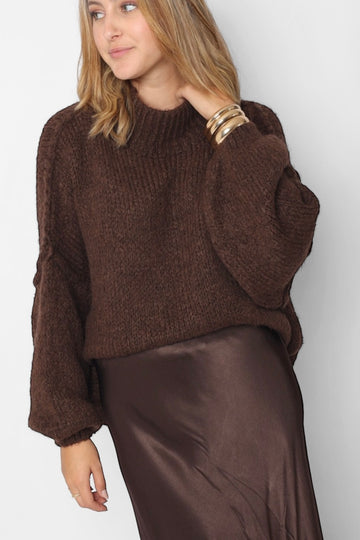 femme portant un pull marron 