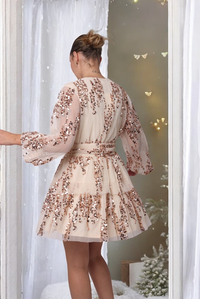 femme portant une robe a sequins rose gold 