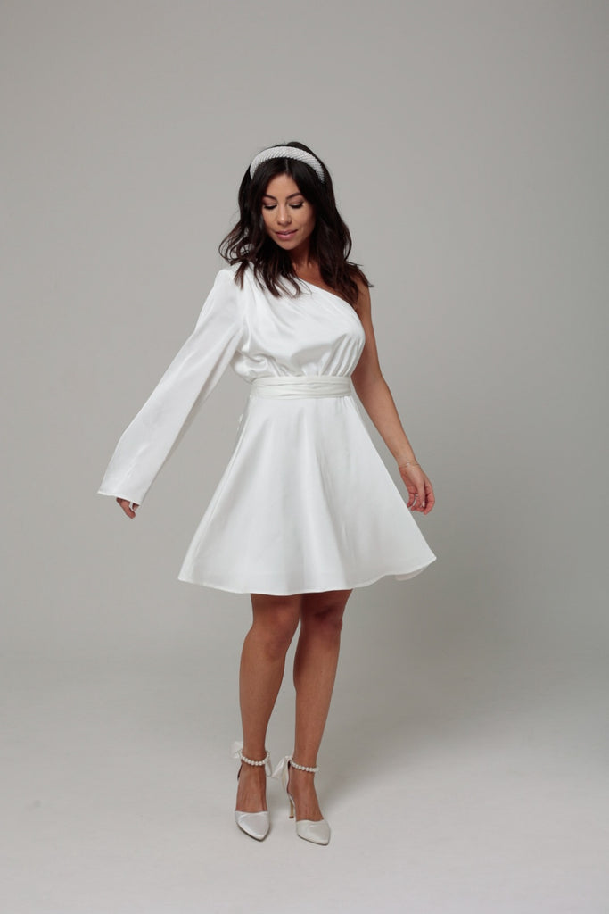 femme portant une robe blanche satinee 