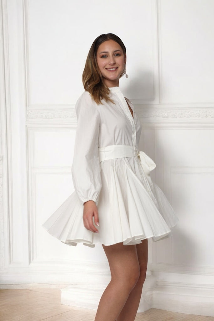 femme portant une robe chemise patineuse blanche 