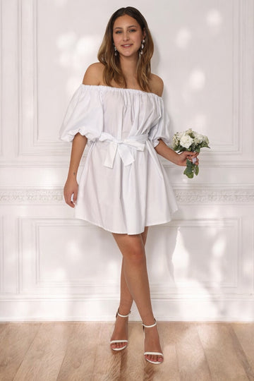 femme portant une robe courte bustier blanche