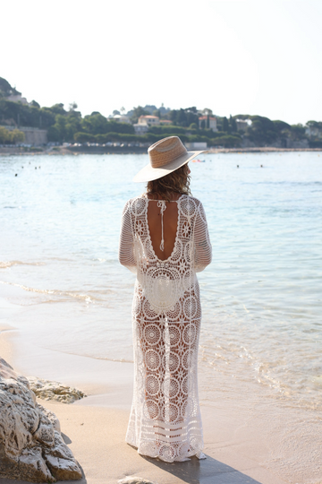 femme portant une robe dos nu a crochet à la plage 