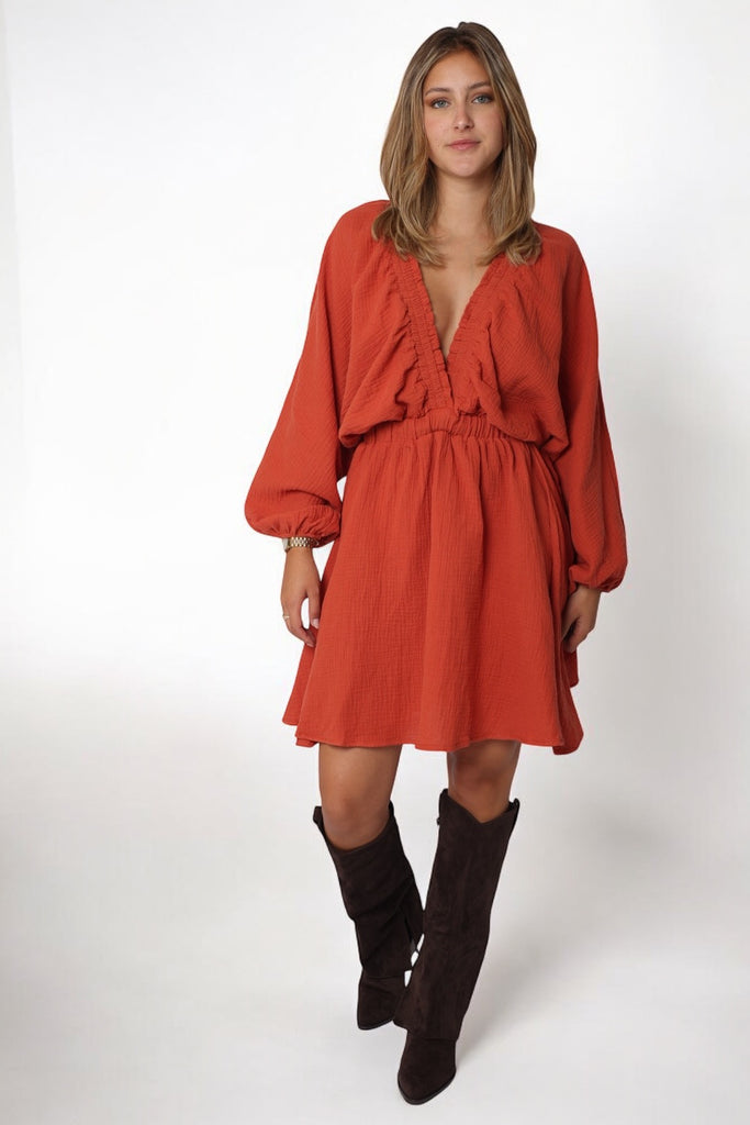 femme portant une robe en gaz de coton terracotta