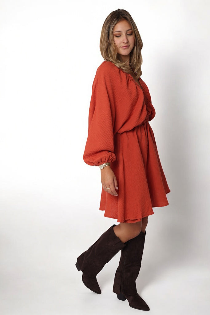 femme portant une robe en gaz de coton terracotta