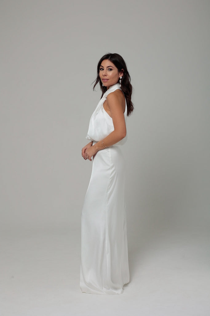 femme portant robe longue blanche 