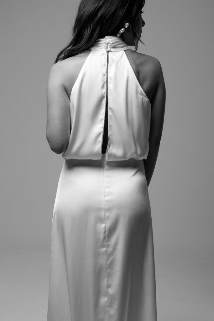 femme portant robe longue blanche 