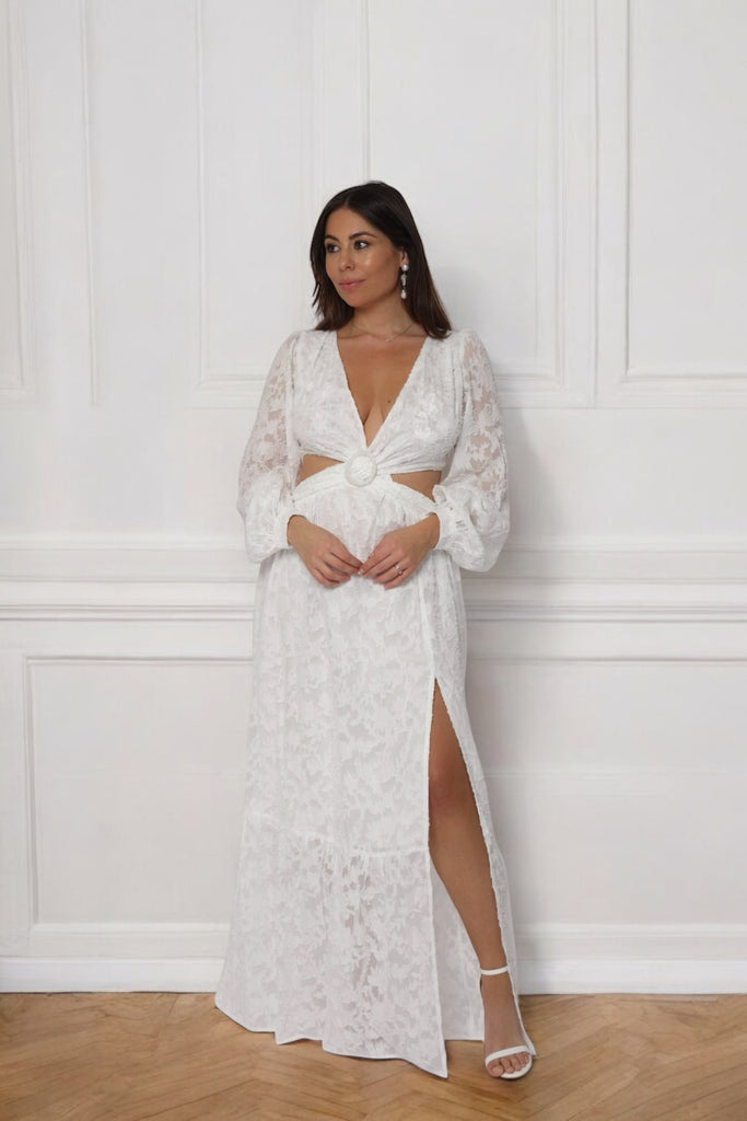 femme portant une robe longue blanche