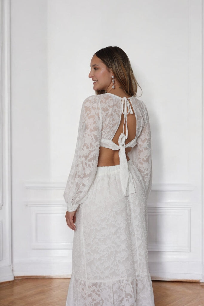 femme portant une femme portant une robe longue blanche
