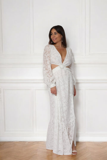 femme portant une robe longue blanche