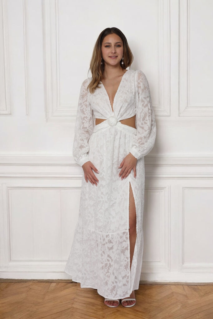 femme portant une robe longue blanche