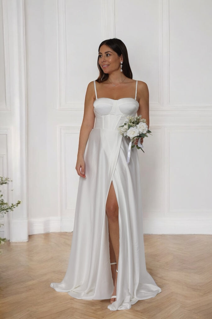 femme portant une robe longue blanche