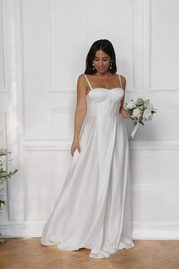 femme portant une robe longue blanche