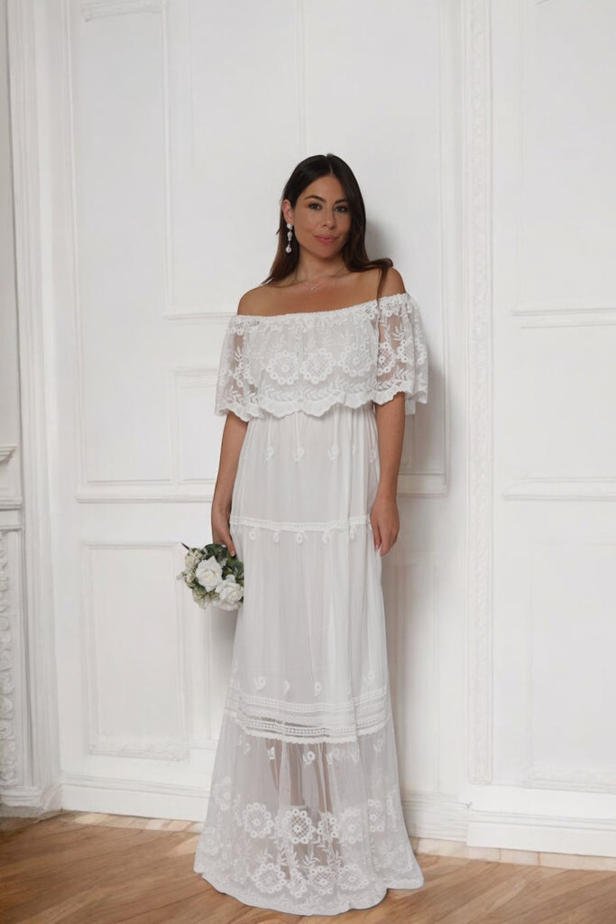 femme portant une robe longue bustier blanche