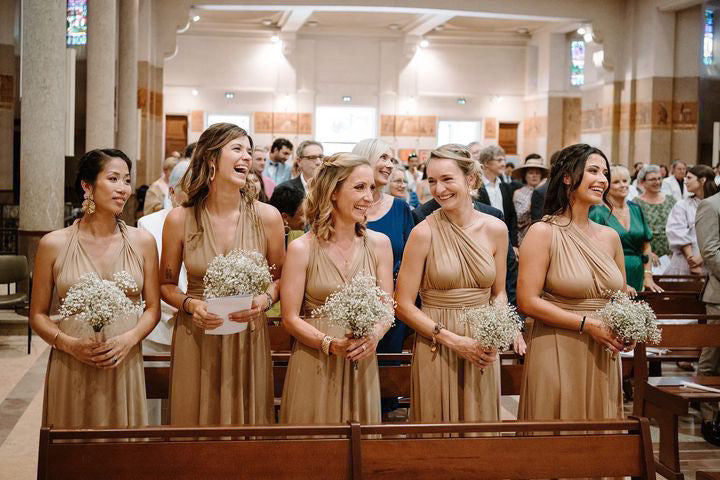 Femme portant une robe multi-positions sable  OLYMPIA
