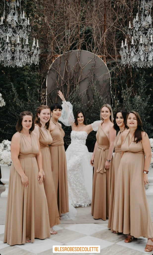 Femme portant une robe multi-positions sable  OLYMPIA
