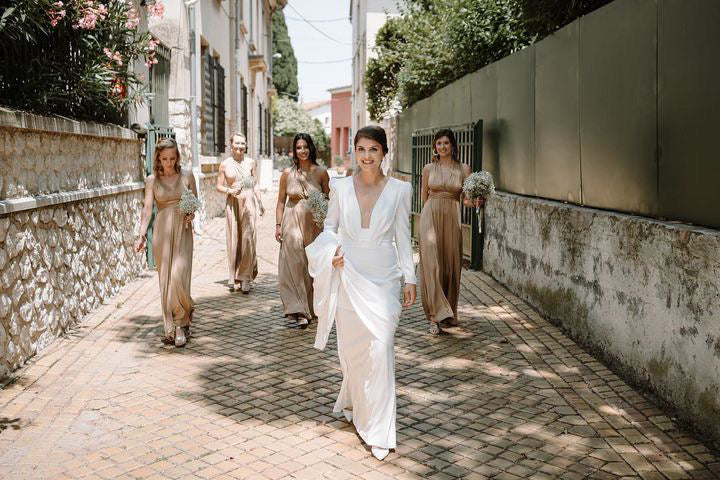 Femme portant une robe multi-positions sable  OLYMPIA
