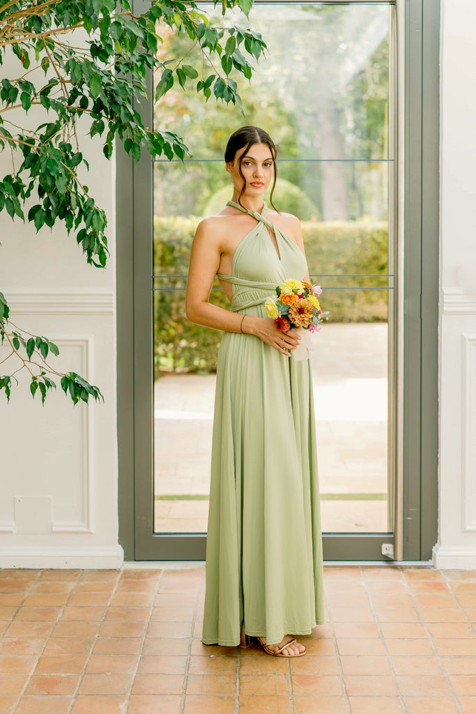 femme portant une robe multi positions amande