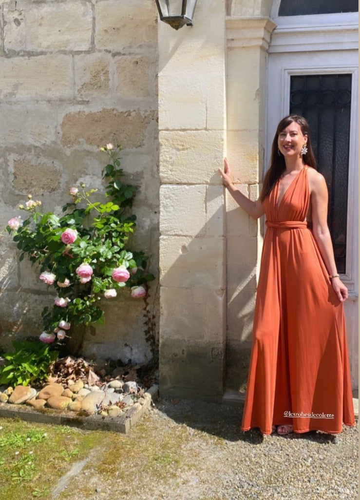  Femme portant une robe multi positions terracotta  OLYMPIA