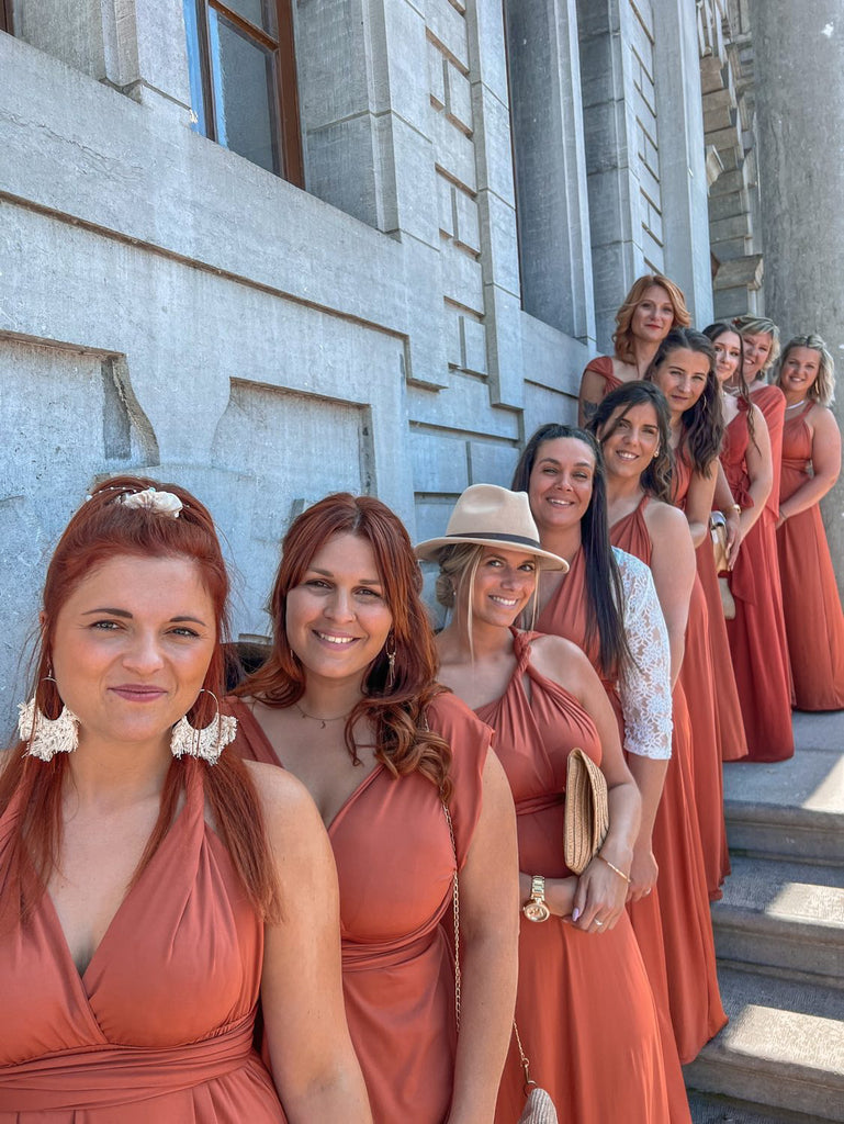  Femme portant une robe multi positions terracotta  OLYMPIA