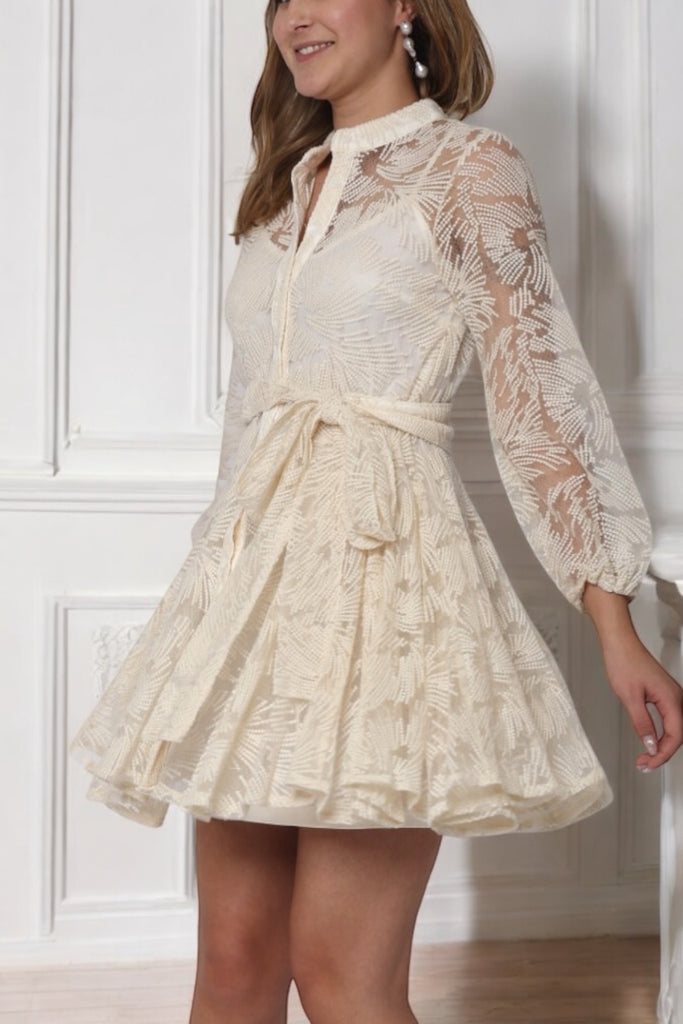 femme portant une robe patineuse brodé écru 