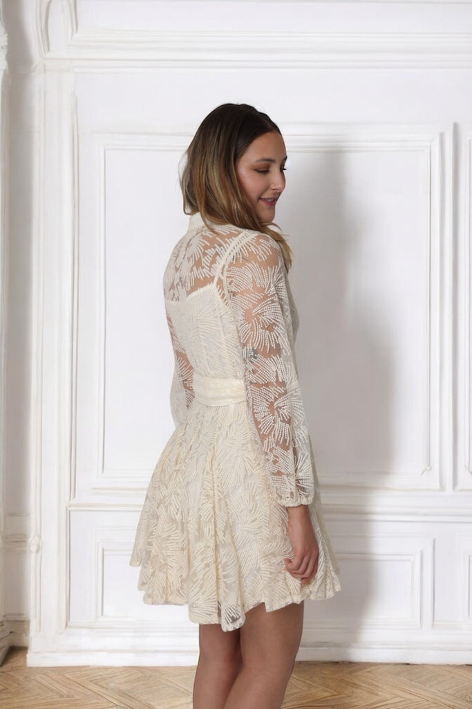 femme portant une robe patineuse brodé écru 