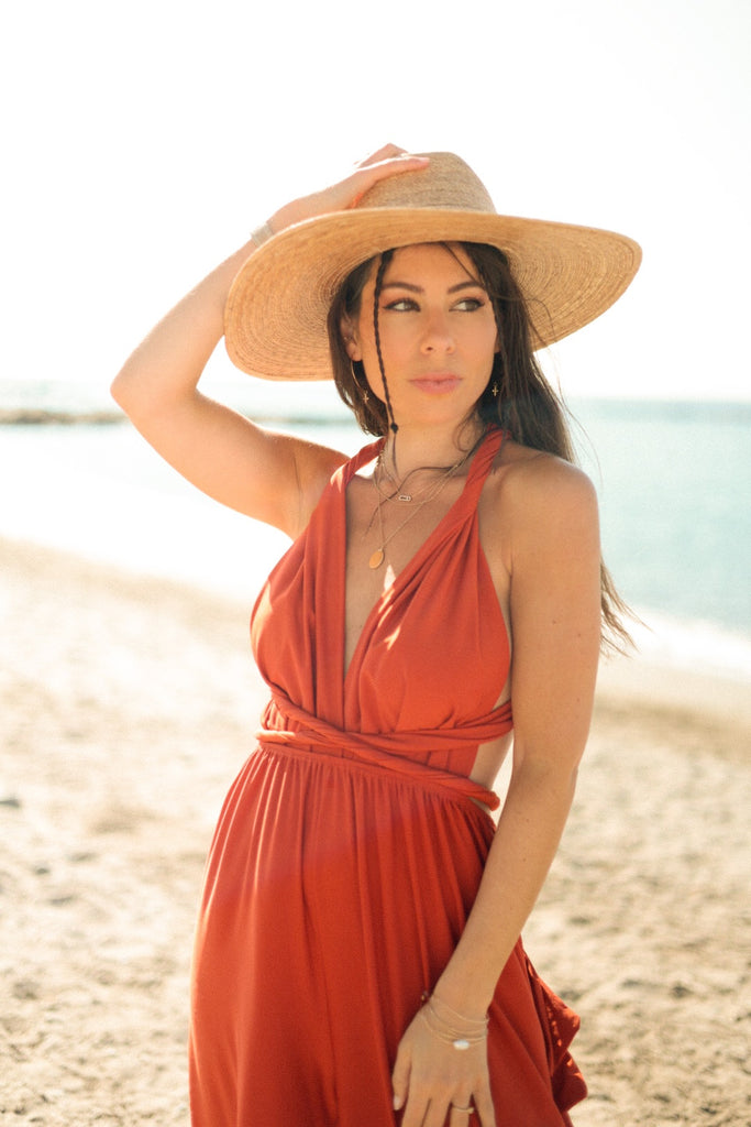 Femme portant une combinaison multi positions terracotta, noué à la taille, bas de la combinaison évasée, décolleté