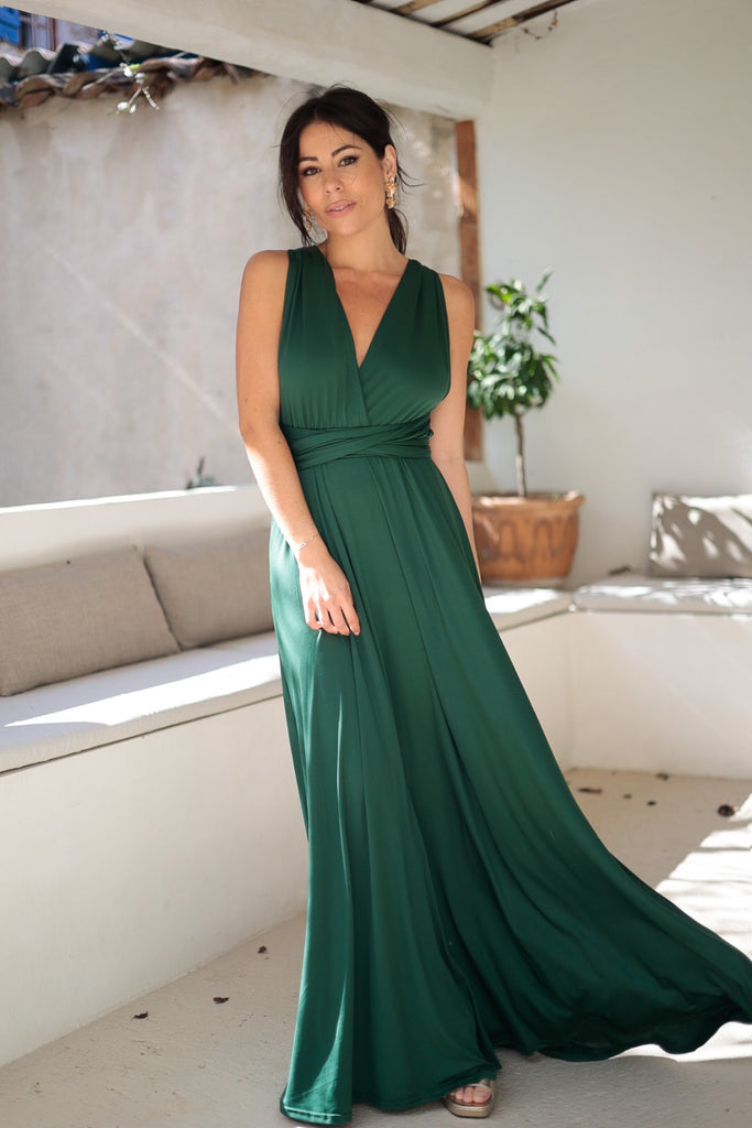 Femme portant une robe multi positions couleur emeraude 