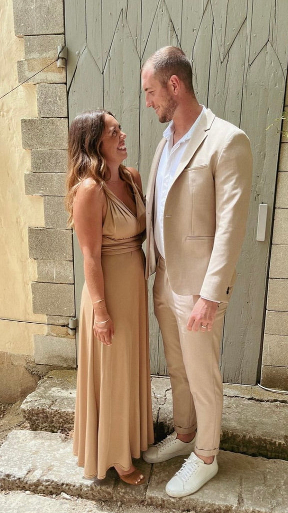 
Femme portant une robe multi-positions sable  OLYMPIA

