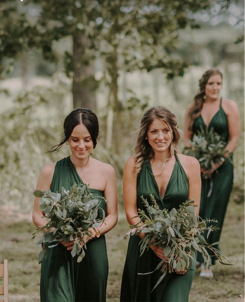 Femme portant une robe multi positions couleur emeraude 