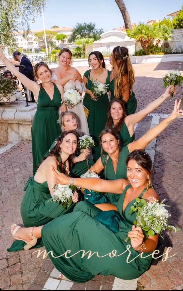 Femme portant une robe multi positions couleur emeraude 