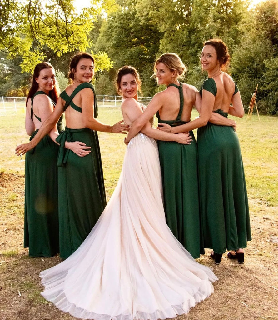 Femme portant une robe multi positions couleur emeraude 